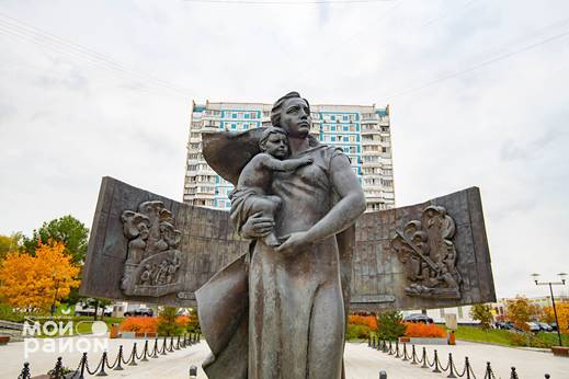 Первое и главное слово: самые трогательные памятники мамам в Москве | Про  Мой Район | Дзен