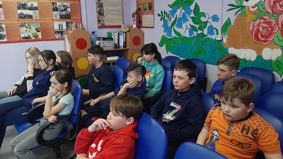 Изображение выглядит как человек, ребенок, семья, толпа

Автоматически созданное описание