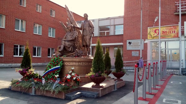 Памятник военным медикам в Екатеринбурге
