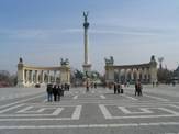 https://upload.wikimedia.org/wikipedia/commons/thumb/6/6b/Heroes%27_Square_in_Budapest.jpg/1280px-Heroes%27_Square_in_Budapest.jpg