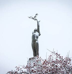 Памятник "Девочка с ласточками"