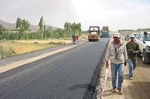 http://upload.wikimedia.org/wikipedia/commons/thumb/3/3b/Kabul-Kandahar_Highway_in_2003.jpg/300px-Kabul-Kandahar_Highway_in_2003.jpg