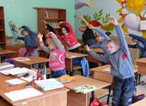 http://lediveka.ru/wp-content/uploads/2015/06/Deti-delayut-zaryadku-vozle-part.jpg
