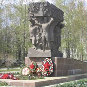 Фотография памятника Памятник Ратным и трудовым подвигам заводчан в годы Великой Отечественной войны 1941-1945 гг.
