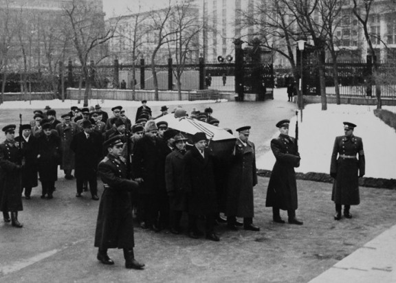 http://sch2psn.edumsko.ru/uploads/3000/2461/section/262255/deyatelnost/grazshdansko_patrioticheskoe_vospitanie/1_mogila_neizvestnogo_soldata.jpg