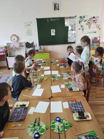 Изображение выглядит как в помещении, одежда, Обучение, мальчик

Контент, сгенерированный ИИ, может содержать ошибки.