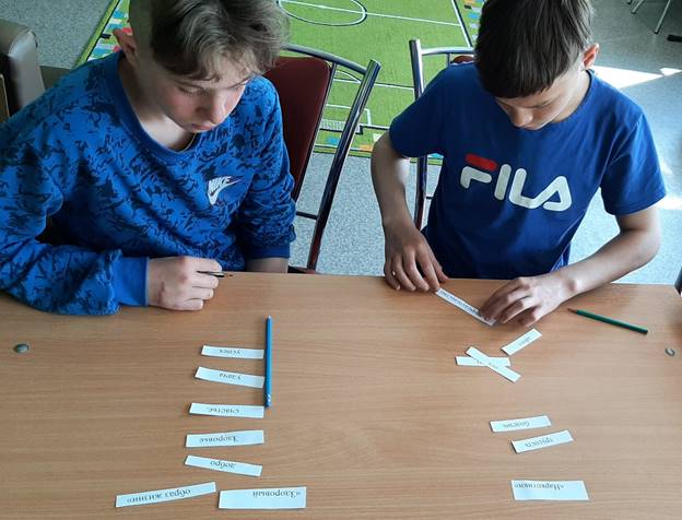 Изображение выглядит как человек, пол, внутренний, комната

Автоматически созданное описание