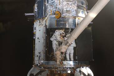 Պատկեր:STS-125 EVA4 Working inside Hubble.jpg