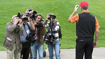 https://upload.wikimedia.org/wikipedia/commons/thumb/7/7e/Beckenbauer_Pressefotografen2.jpg/400px-Beckenbauer_Pressefotografen2.jpg