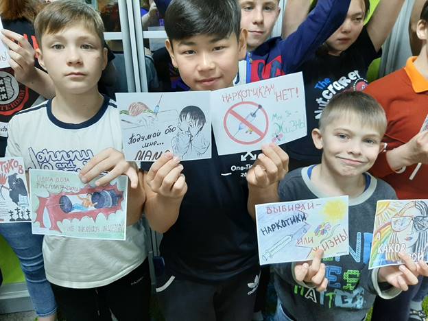 Изображение выглядит как текст, ребенок, человек, мальчик

Автоматически созданное описание