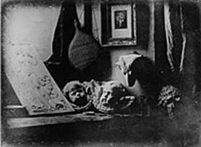 https://upload.wikimedia.org/wikipedia/commons/thumb/5/52/Daguerreotype_Daguerre_Atelier_1837.jpg/200px-Daguerreotype_Daguerre_Atelier_1837.jpg