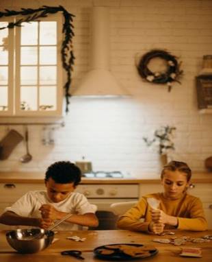 https://rustutors.ru/uploads/posts/2019-12/medium/1575780425_boy-and-girl-piping-icing-on-cookies-3171347-compressor.jpg