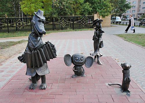 Памятник Чебурашке, крокодилу Гене 