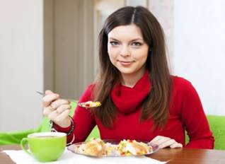 https://us.123rf.com/450wm/jackf/jackf1305/jackf130500423/19528704-brunette-woman-having-lunch-at-her-home.jpg?ver=6