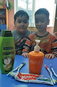 Изображение выглядит как текст, человек, мальчик, внутренний

Автоматически созданное описание