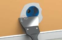 После того как штукатурка подсохнет, шпателем подравниваются края поверхности и удаляется смесь из коробки