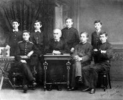 Николай Зверев и студенты: слева направо -  Самуэльсон, Скрябин, Максимов, Рахманинов, Черняев, Кенеман и Прессман (фото)