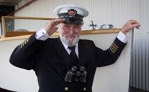 https://upload.wikimedia.org/wikipedia/commons/9/96/Veteran_seaman_in_full_captain_uniform_salutes%2C_Auckland_-_1091.jpg