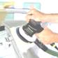 Шлифование шпатлевки с помощью профессиональной эксцентриковой шлифовальной машинки Festool ETS 150/5 EQ