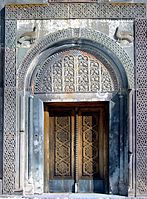 https://upload.wikimedia.org/wikipedia/commons/thumb/9/9b/Geghard_entrance.jpg/147px-Geghard_entrance.jpg