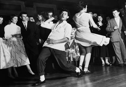 https://cdn-s-static.arzamas.academy/x/413-dance-kjxdgnDFBLKflkgjklhj/danceimgs/1950-rocknroll.jpg
