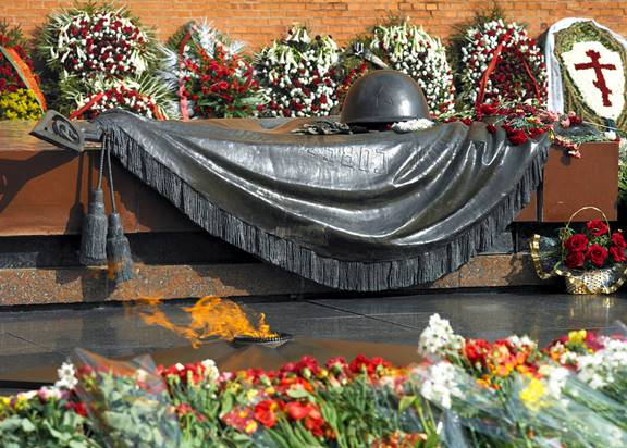 http://sch2psn.edumsko.ru/uploads/3000/2461/section/262255/deyatelnost/grazshdansko_patrioticheskoe_vospitanie/2_mogila_neizvestnogo_soldata.jpg