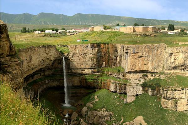 https://myrussianland.ru/wp-content/uploads/2016/11/tobot-waterfall-khunzakh-avar-khanate-dagestan-caucasus-mountains-north-caucasus1.jpg