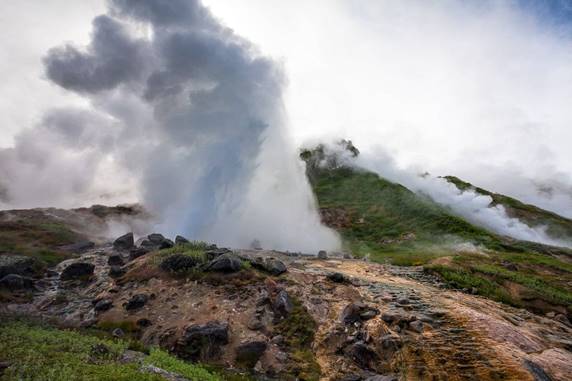 samyy-znamenityy-geyzer-doliny-na-kamchatke--velikan.jpg