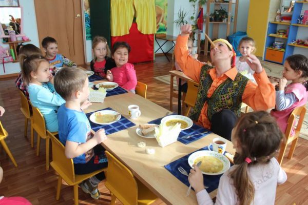 Дети и педагог в костюме Буратино за столом