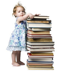 Девочка у стопки книг