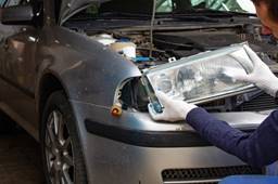 Titelbild-Scheinwerfer-auto Scheinwerfer reparieren – Mögliche Schäden und Kosten beim Reparieren und Tauschen