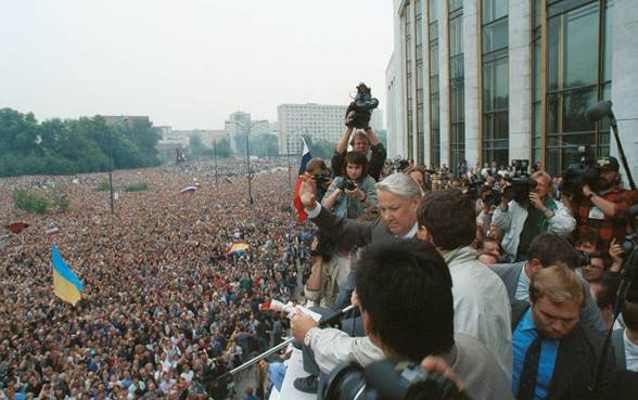 Выступление президента РСФСР Бориса Ельцина на митинге у здания Верховного Совета РСФСР, 20 августа 1991 года Александр Чумичев, Валерий Христофоров/ТАСС
