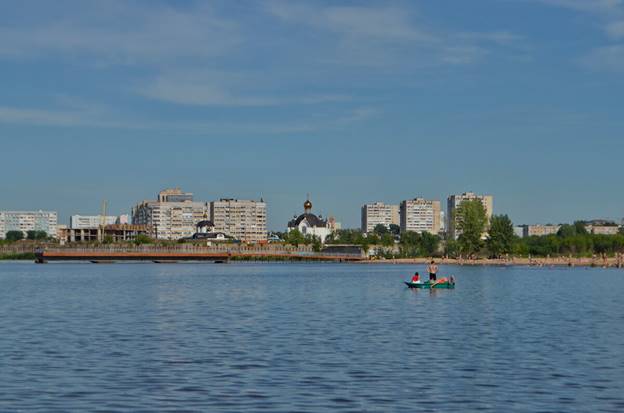 Городской пляж с видом на церковь Серафима Саровского