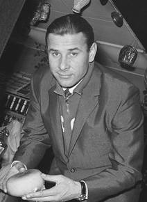 https://upload.wikimedia.org/wikipedia/commons/thumb/a/a3/Lev_Yashin.jpg/351px-Lev_Yashin.jpg