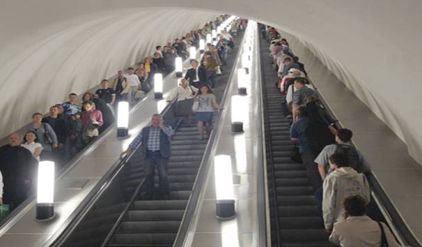 Картинки по запросу "фото человек стоит на эскалаторе в метро"