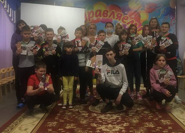 Изображение выглядит как текст, человек, внутренний, группа

Автоматически созданное описание