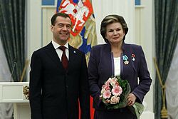 https://upload.wikimedia.org/wikipedia/commons/thumb/c/c5/Dmitry_Medvedev_12_April_2011-10.jpeg/250px-Dmitry_Medvedev_12_April_2011-10.jpeg