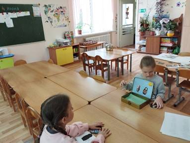 Изображение выглядит как в помещении, мебель, одежда, ребенок, начинающий ходить

Контент, сгенерированный ИИ, может содержать ошибки.