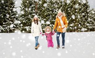 счастливая · семья · зима · одежды · ходьбе · улице - Сток-фото © dolgachov  (#7898531) | Stockfresh