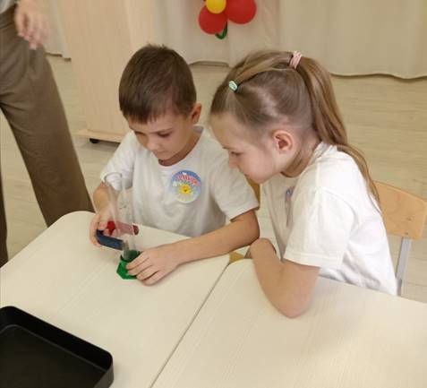 Изображение выглядит как человек, в помещении, одежда, ребенок, начинающий ходить
Содержимое, созданное искусственным интеллектом, может быть неверным.