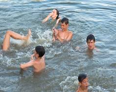11836825_дети купаются в реке