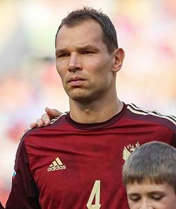https://upload.wikimedia.org/wikipedia/commons/thumb/f/f5/Sergei_Ignashevich_2014.jpg/405px-Sergei_Ignashevich_2014.jpg