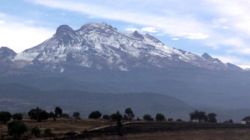 http://upload.wikimedia.org/wikipedia/commons/thumb/b/b3/MountainIztaccihuatlMexico01.jpg/250px-MountainIztaccihuatlMexico01.jpg