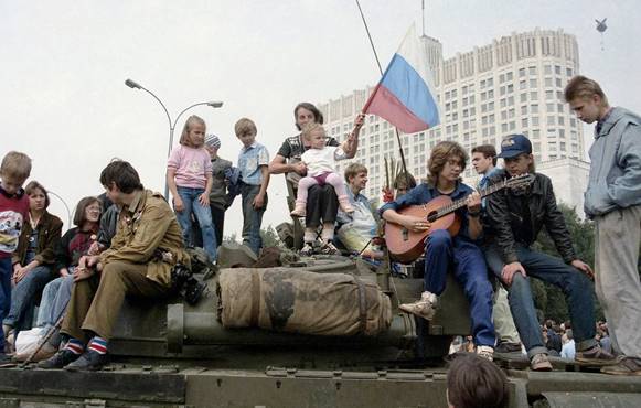 Митингующие на танке у здания Верховного Совета, 20 августа 1991 года ТАСС