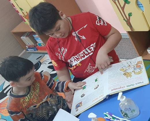 Изображение выглядит как текст, человек, внутренний, мальчик

Автоматически созданное описание