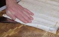 Фото приготовления рецепта: Рулетики из лаваша (три варианта: с колбасой, шпротами и крабовыми палочками) - шаг №8
