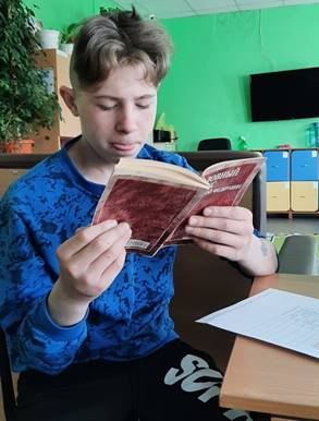 Изображение выглядит как текст, стол, человек

Автоматически созданное описание