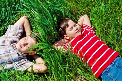 http://static9.depositphotos.com/1018113/1163/i/950/depositphotos_11633482-stock-photo-kids-lying-on-grass.jpg