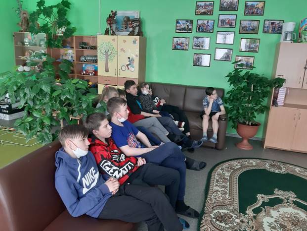 Изображение выглядит как текст, внутренний, человек, живой

Автоматически созданное описание