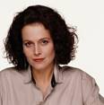 https://st.kp.yandex.net/im/kadr/2/4/8/kinopoisk.ru-Sigourney-Weaver-2483019.jpg